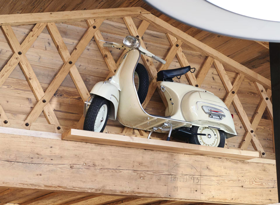 Vespa By The Mountain Box 1920X1440