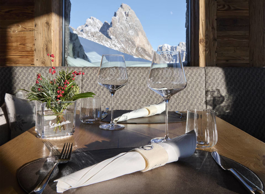 Vespa By The Mountain Box 1920X1440x1